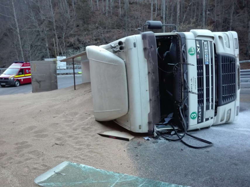 cascadorie in trafic pe dn1a traficul blocat de un tir rasturnat 625275