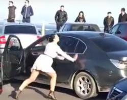 Circ în Portul Tomis. O tânără a lăsat cu gura căscată toți trecătorii prin gesturile ei. A intervenit poliția  