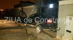 UPDATE! Accident rutier la Mangalia. S-au înfipt cu mașina într-un gard de beton. Două persoane au ajuns la spital (galerie foto+video)            