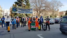 Protest zgomotos în faţa Prefecturii Constanţa! Ce revendicări au angajaţii ARSVOM (galerie foto+video)    