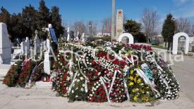 Fotoreportaj Un munte de coroane acoperă sicriul afaceristului Dumitrache Economu (video)  