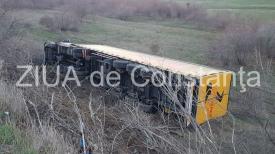 Eveniment rutier lângă Crucea. Tir răsturnat, șoferul rănit (galerie foto + video)   