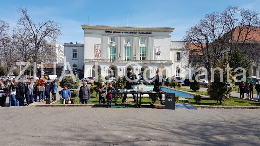 arme si echipamente ale politiei expuse publicului doritorii le au putut admira de aproape au avut loc