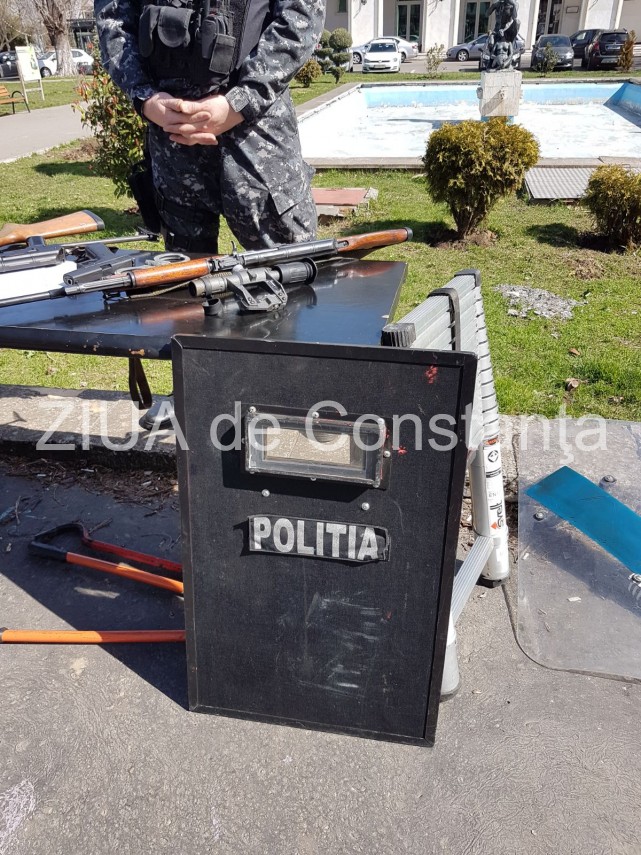 arme si echipamente ale politiei expuse publicului doritorii le au putut admira de aproape au avut loc