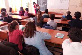 Mai mulți elevi ai Liceului „Lucian Blaga”, participanți la cursul „Sanitarii pricepuți”