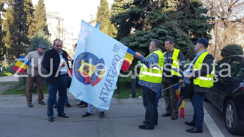 cine protesteaza la constanta nu dorim sa fim bogati ne dorim salarii decente galerie foto 627451