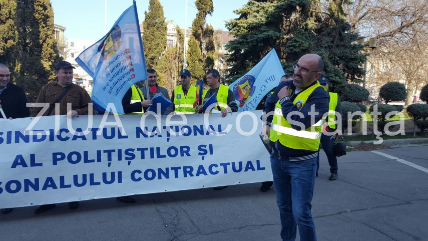 cine protesteaza la constanta nu dorim sa fim bogati ne dorim salarii decente galerie foto 627451