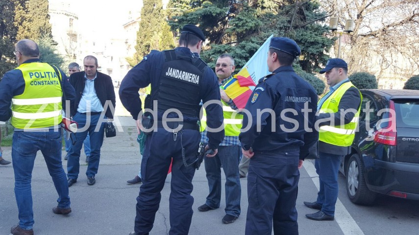 cine protesteaza la constanta nu dorim sa fim bogati ne dorim salarii decente galerie foto 627451