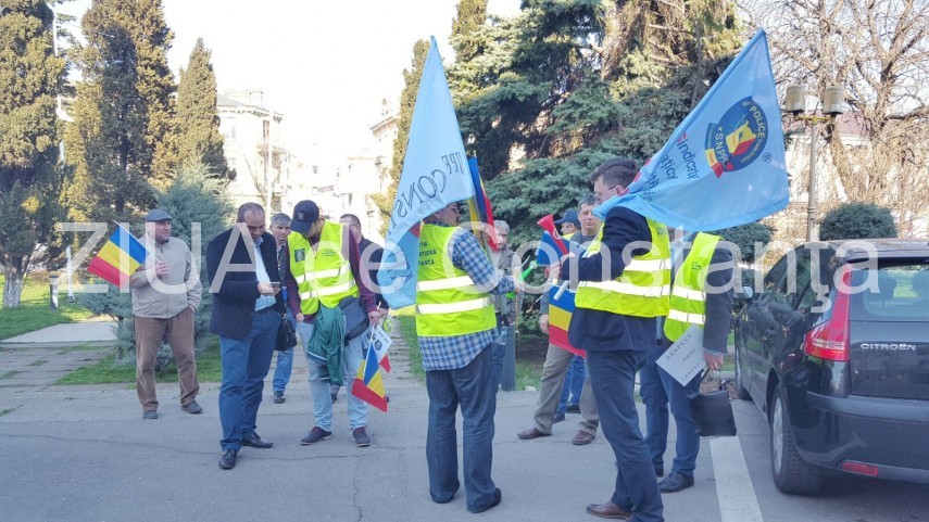 cine protesteaza la constanta nu dorim sa fim bogati ne dorim salarii decente galerie foto 627451
