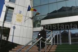 Doi bărbaţi trimişi în arest preventiv. Ar fi săvârşit mai multe infracţiuni