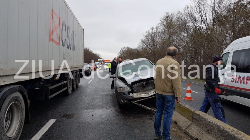accident rutier intre constanta si lazu doua masini s au urcat pe parapet 627899