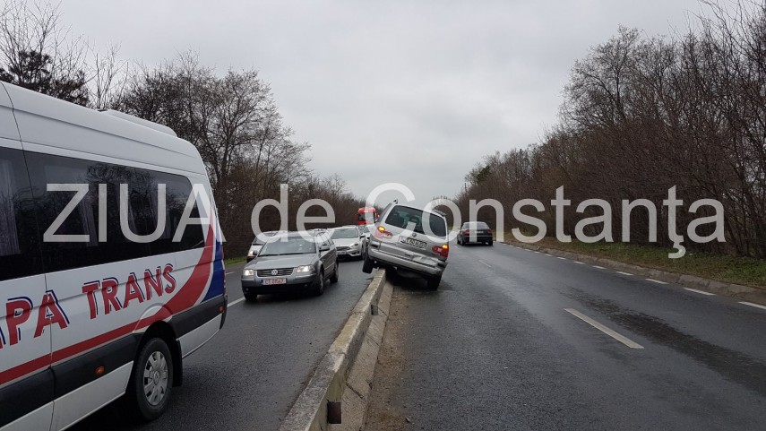 accident rutier intre constanta si lazu doua masini s au urcat pe parapet 627899