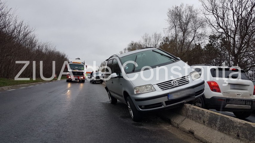 accident rutier intre constanta si lazu doua masini s au urcat pe parapet 627899