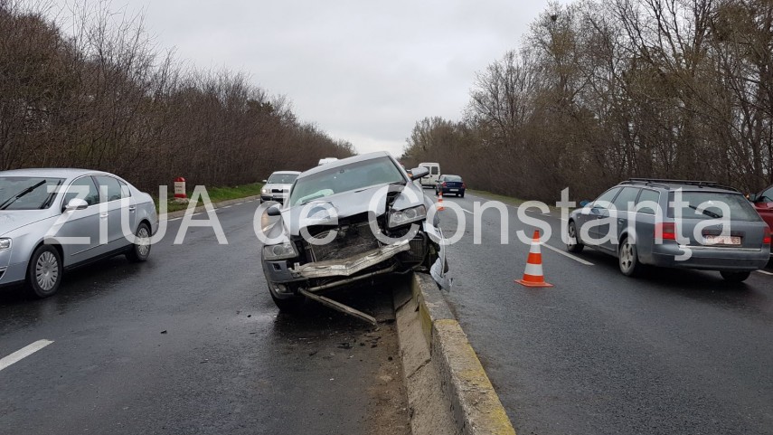 accident rutier intre constanta si lazu doua masini s au urcat pe parapet 627899