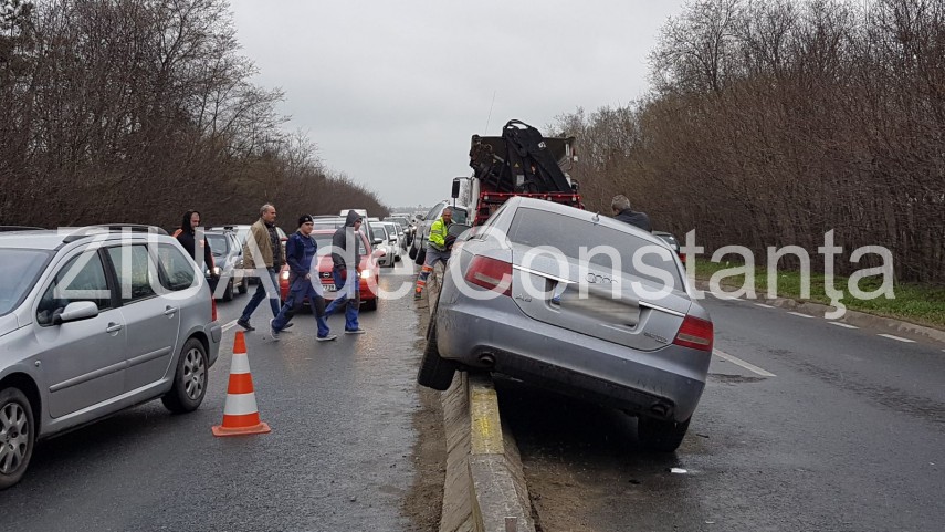 accident rutier intre constanta si lazu doua masini s au urcat pe parapet 627899