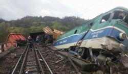 Tren de marfă deraiat. Intervenţie de urgenţă. Două persoane au murit