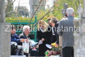 Zeci de persoane la Cimitirul Central din Constanţa, pentru a cinsti amintirea celor adormiţi (fotoreportaj)