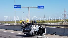 UPDATE Accident grav pe A4, breteaua spre Constanţa. Maşină cu roţile în sus. O persoană, la spital (galerie foto+video)    