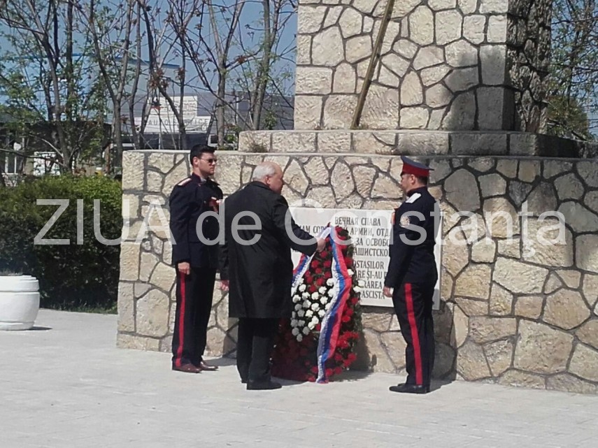 depunere de coroane de flori mormantul ostasului sovietic din constanta galerie foto 630123