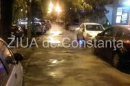 UPDATE Constanţa. Ţâşneşte apă de sub un autoturism parcat. Oamenii îşi mută maşinile