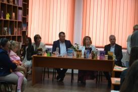 Întâlnire cu scriitoarea Dora Alina Romanescu, la o bibliotecă din județul Constanța (galerie foto)