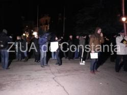 UPDATE Aproximativ 200 de persoane, la protestul din Piaţa Victoriei