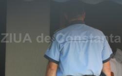 Scandal la Mihail Kogălniceanu. Suspectat de ultraj, ridicat de mascaţi şi dus în arest 