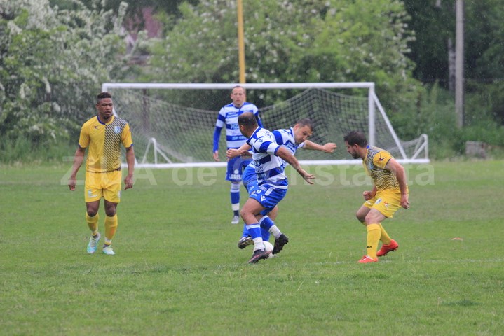 doi nigerieni sunday prince si dikeme ditini joaca fotbal la farul tuzla galerie foto 630704
