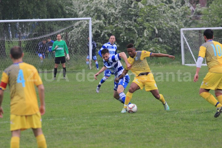 doi nigerieni sunday prince si dikeme ditini joaca fotbal la farul tuzla galerie foto 630704