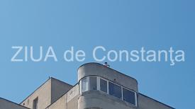 UPDATE 7. Momente dramatice Tentativă de suicid la Năvodari. Un bărbat ameninţă că se aruncă de pe un bloc turn (galerie foto+video)               