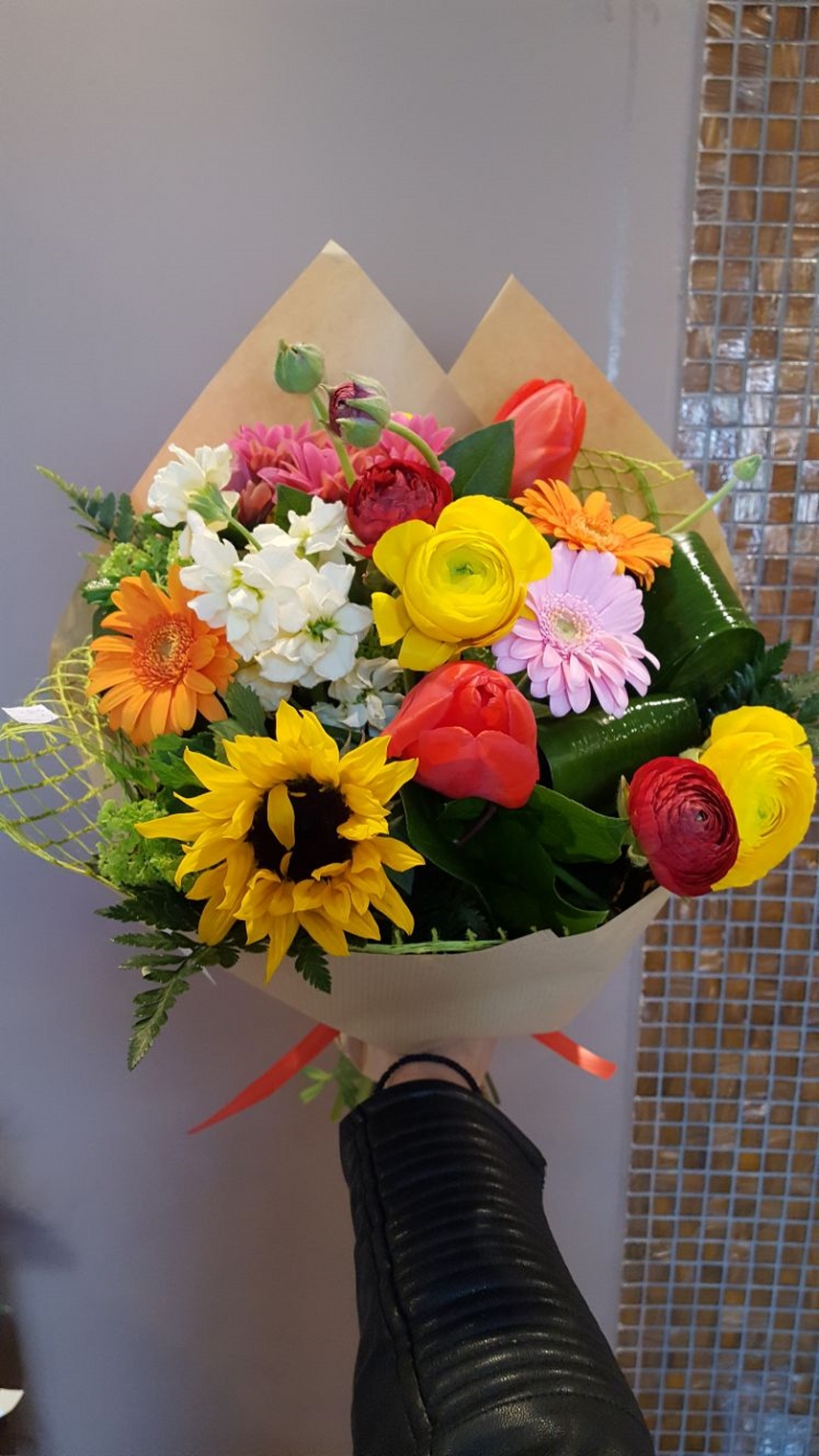 florile sunt sufletul unei persoane dina mariage o florarie cocheta care ne ajuta sa ne organizam nunta