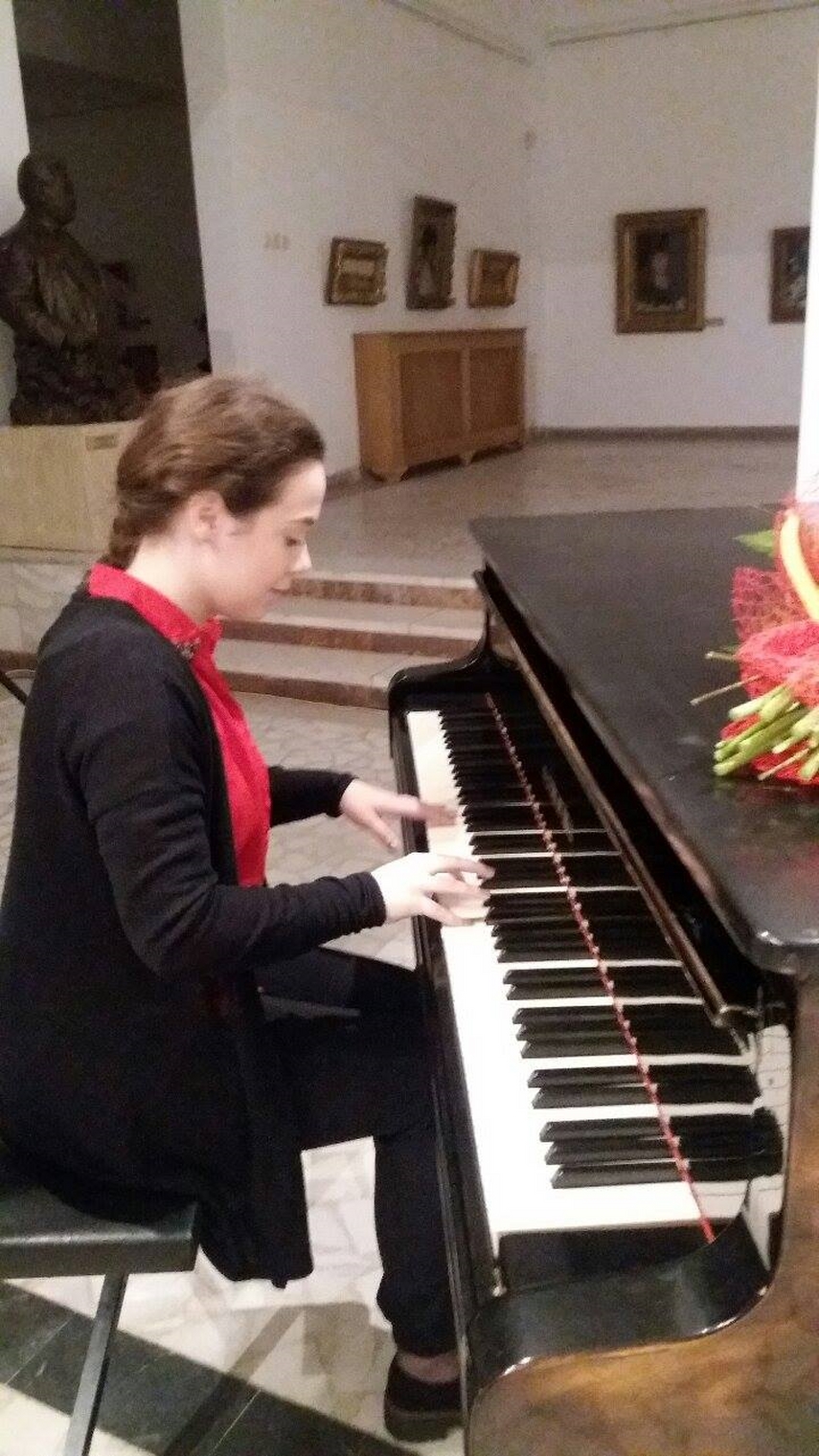 claudia dumitru de la liceul ovidus pe scena festivalului international de limba si cultura de la chisinau