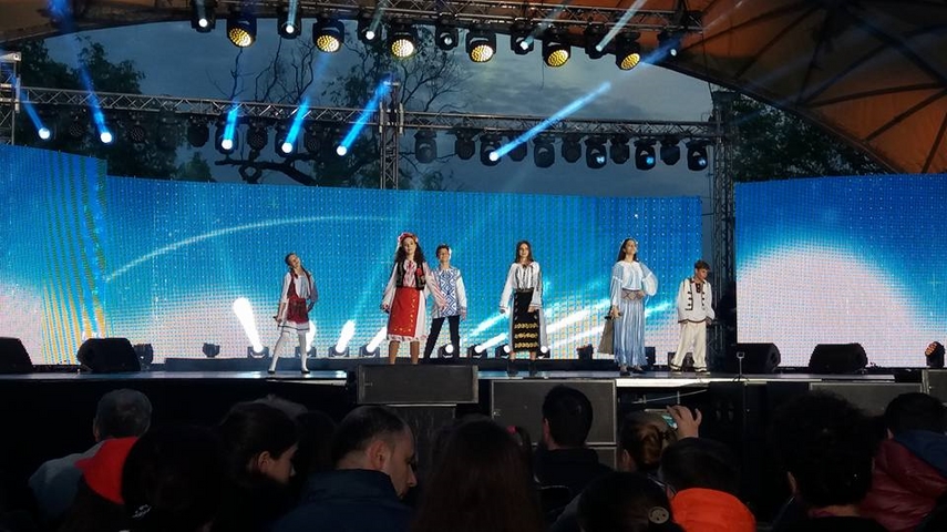 claudia dumitru de la liceul ovidus pe scena festivalului international de limba si cultura de la chisinau
