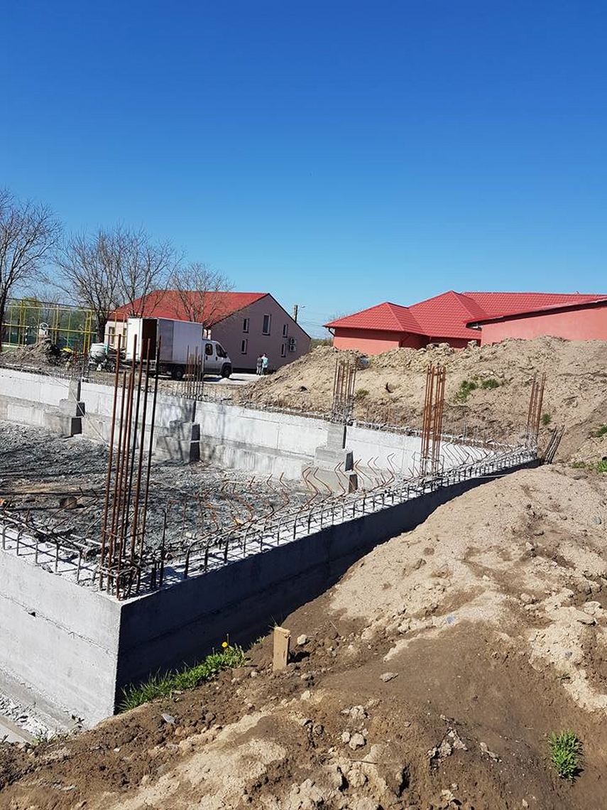 preocupare pentru educatie elevii din localitatea gradina vor avea o sala de sport noua galerie foto