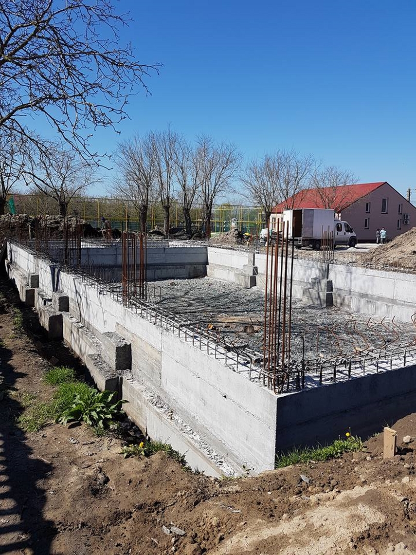 preocupare pentru educatie elevii din localitatea gradina vor avea o sala de sport noua galerie foto
