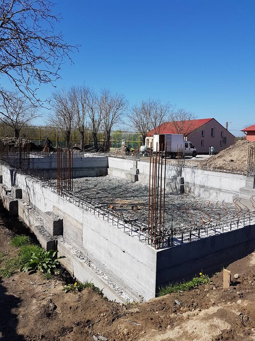 preocupare pentru educatie elevii din localitatea gradina vor avea o sala de sport noua galerie foto