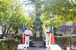 Ziua Eroilor la Cumpăna. Coroane şi slujbă de parastas Mariana Gâju - „Avem o datorie sacră să-i învăţăm pe copii să-şi respecte eroii“