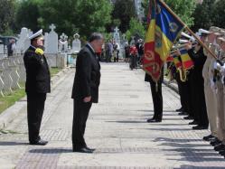 Depuneri de coroane de flori la monumentele eroilor din cel de-al Doilea Război Mondial și eroilor Revoluției Române din Decembrie 1989 