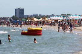Turiştii au ales litoralul românesc al Mării Negre în această minivacanţă. Cum se distrează aceştia în Staţiunea Mamaia (fotoreportaj)