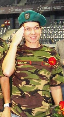 Simona Halep în uniformă militară! Imagine de senzaţie înainte de finala de la Roland Garros „Astăzi, noi avem onoarea să te salutăm!”     