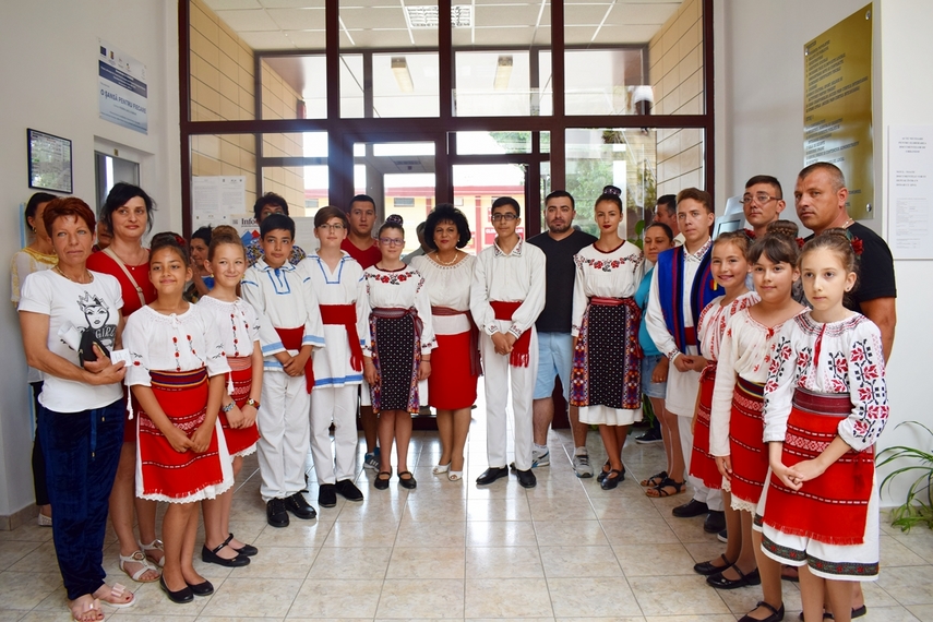 eveniment special la primaria cumpana mai multe familii au primit case galerie foto video 633525