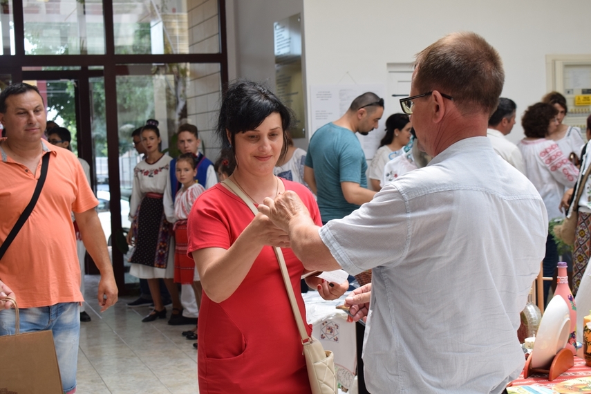 eveniment special la primaria cumpana mai multe familii au primit case galerie foto video 633525