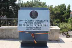 160 de ani de la inaugurarea primei rafinării de petrol din lume Placă aniversară, dezvelită la statuia lui Anghel Saligny din Constanţa (galerie foto)