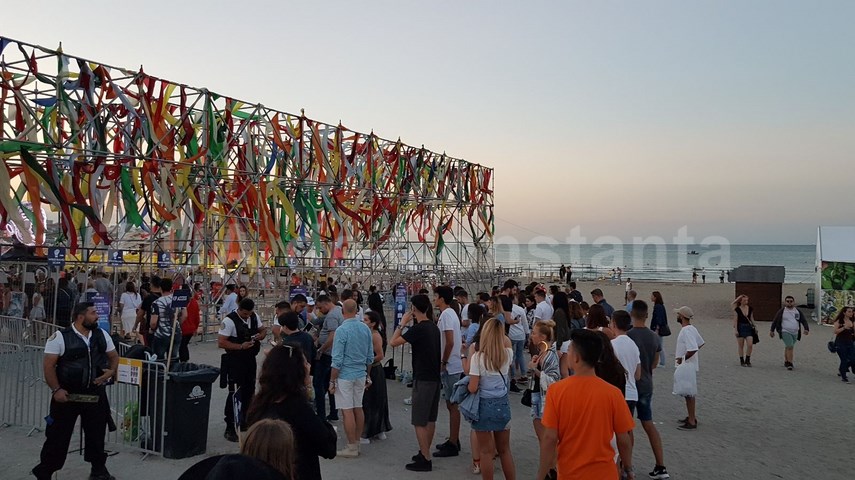 live video festivalul neversea la debut mii de tineri asteapta sa se distreze pe muzica marilor artisti