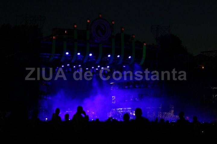 live video festivalul neversea la debut mii de tineri asteapta sa se distreze pe muzica marilor artisti