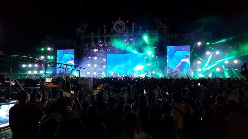 live video festivalul neversea la debut mii de tineri asteapta sa se distreze pe muzica marilor artisti