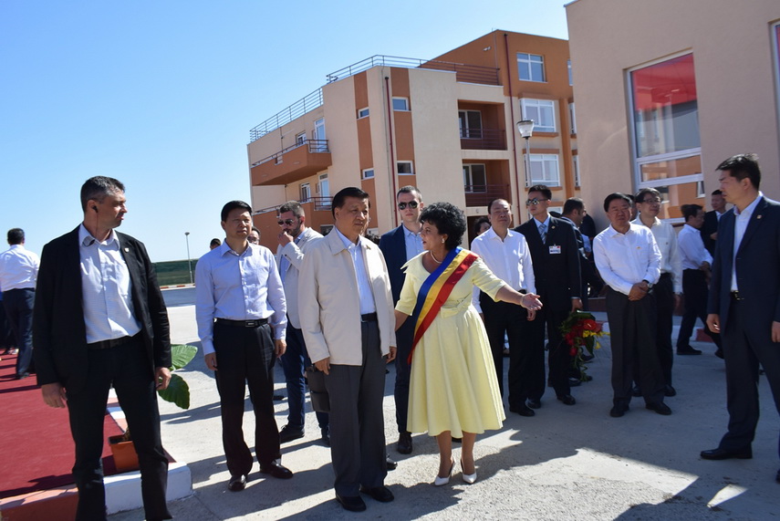 delegatie chineza la primaria cumpana primarul mariana gaju a inmanat lui liu yunshan o ie romaneasca