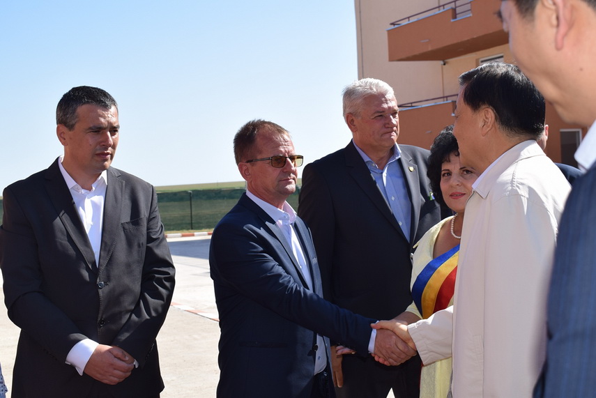 delegatie chineza la primaria cumpana primarul mariana gaju a inmanat lui liu yunshan o ie romaneasca
