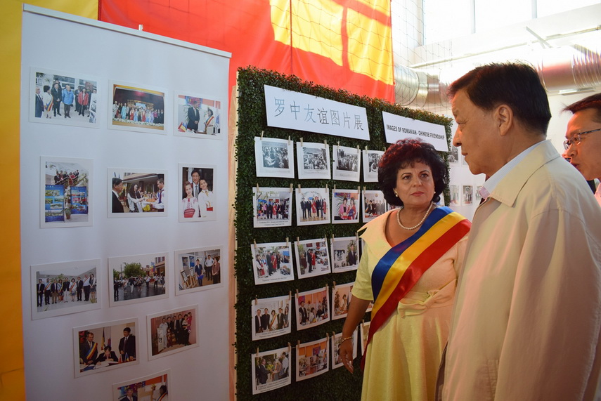 delegatie chineza la primaria cumpana primarul mariana gaju a inmanat lui liu yunshan o ie romaneasca