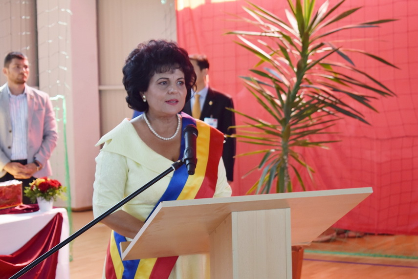 delegatie chineza la primaria cumpana primarul mariana gaju a inmanat lui liu yunshan o ie romaneasca
